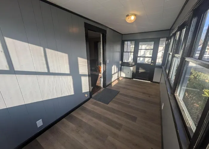 Дом отдыха 2 Bed/1 Bath In The Center Of Town *