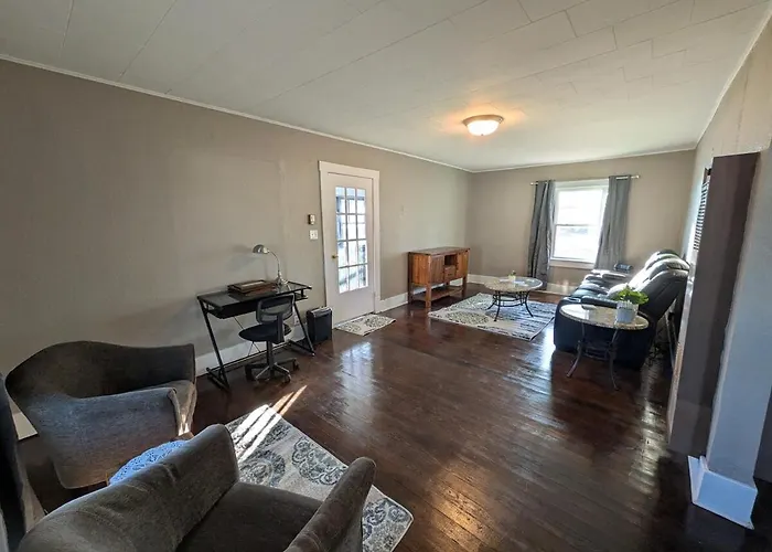 Дом отдыха 2 Bed/1 Bath In The Center Of Town *