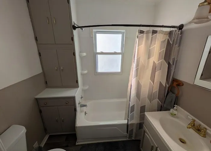 2 Bed/1 Bath In The Center Of Town Дом отдыха *