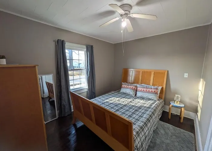 Дом отдыха 2 Bed/1 Bath In The Center Of Town